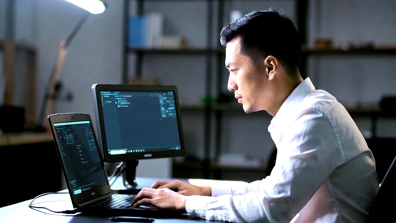 USB-C接続で外部モニターを拡張し作業効率が向上したデスク環境