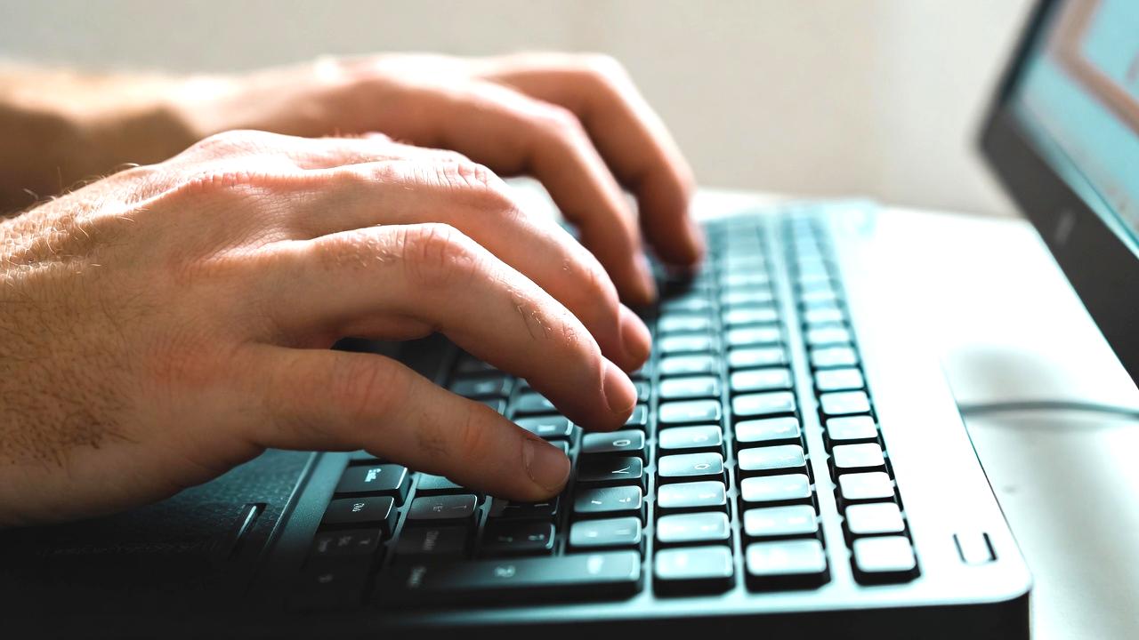 物理的構造が確認できるHDDの内部と復旧のしやすさを表現したイメージ