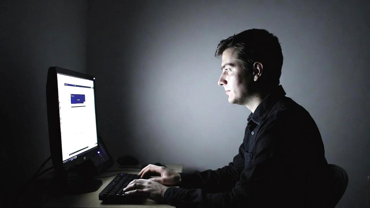 人気ノートPCやデスクトップPCが並ぶガジェットレビューのイメージ