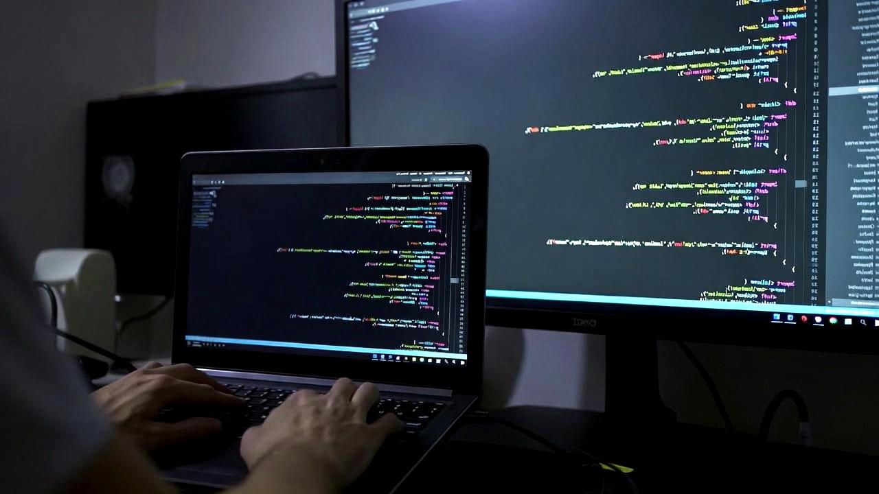 カフェや図書館でUSBメモリにデータを保存するイメージ