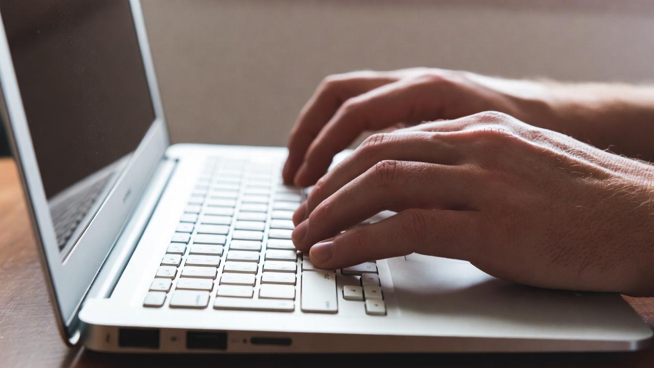 ノートPC直打ちをやめ外付けキーボードで姿勢と効率を改善するデスク環境