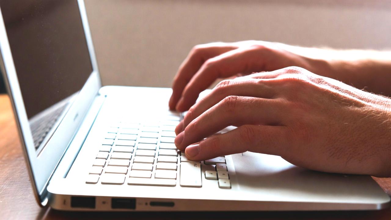 打鍵感にこだわったキーボードで快適に作業するデスク環境のイメージ