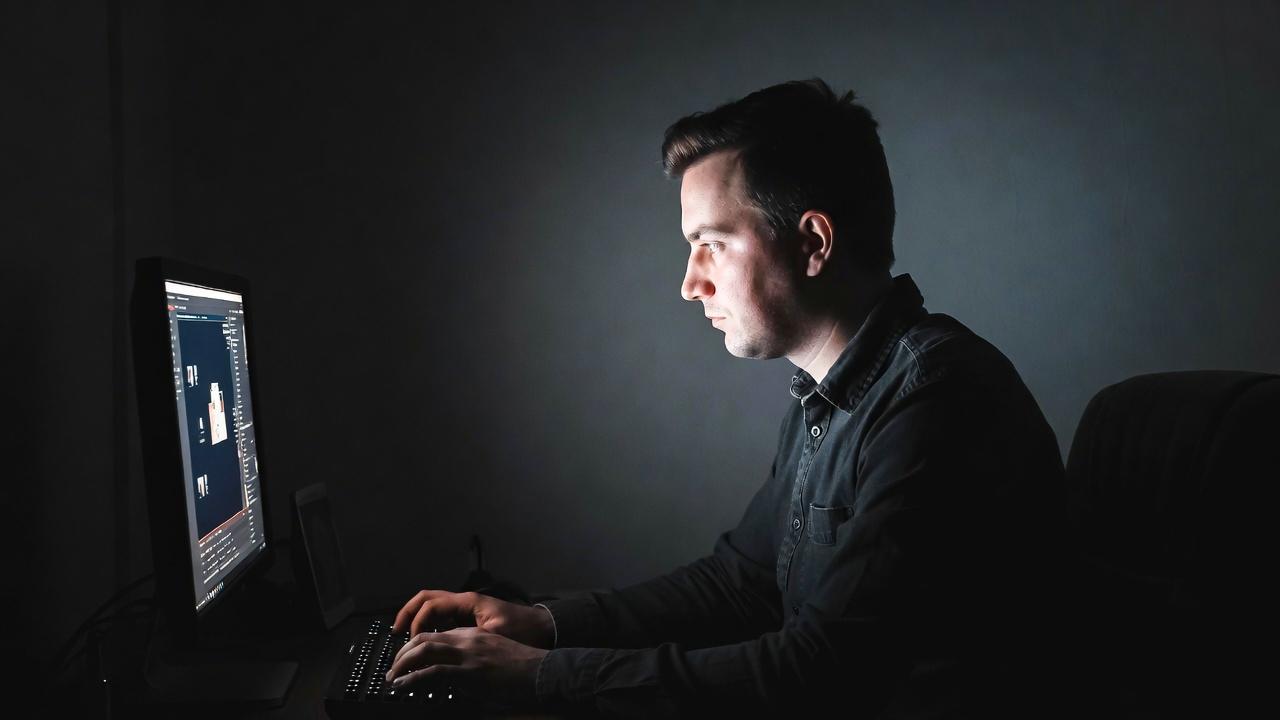 IT現場でUSBメモリを使ってデータ作業を行うプロフェッショナルのデスク環境