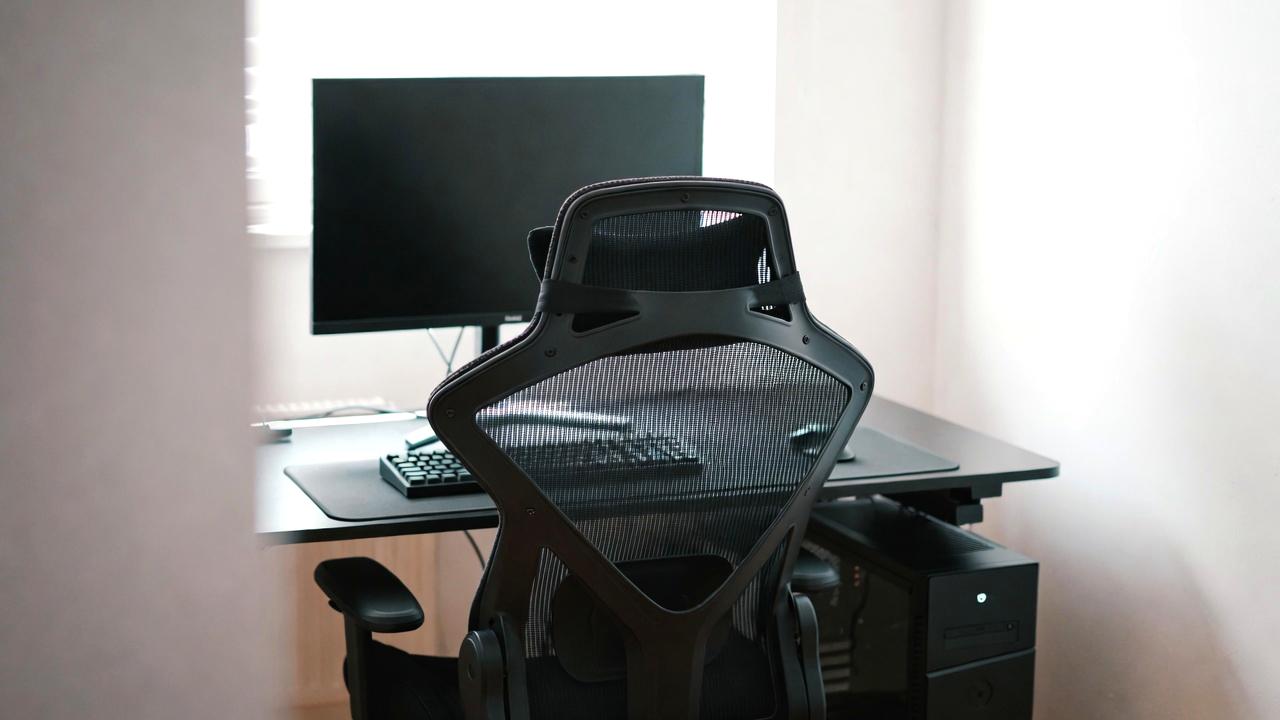 PC内部を清掃してメンテナンスしている作業風景