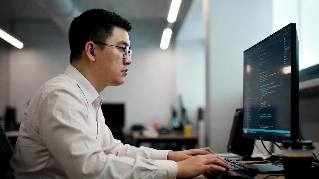 安価なUSBメモリのリスクと安全な選び方を比較して解説するイメージ