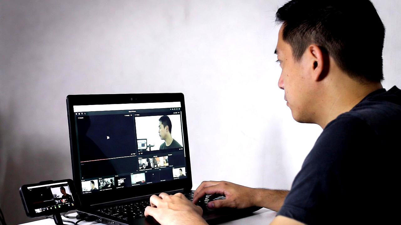 外出先でモバイルモニターを使って作業するビジネスシーン