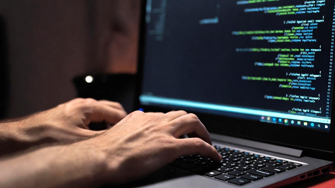 ノートPCとデスクトップPCの構造や使用スタイルの違いを示す比較イメージ