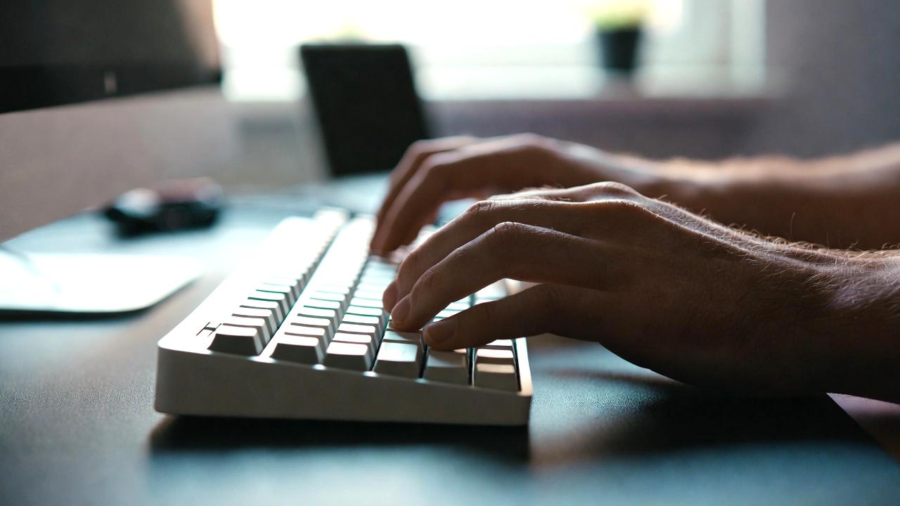 外付けキーボードを比較検討している様子