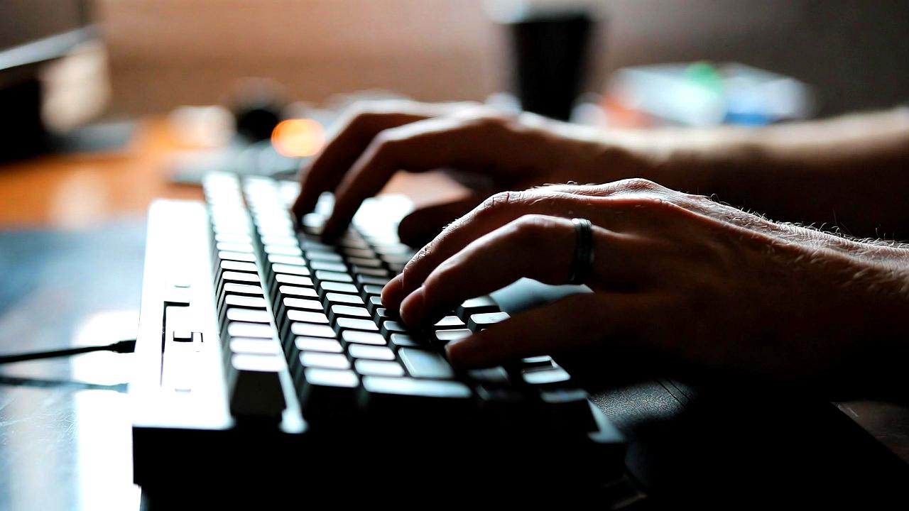 外付けSSDとHDDをPCに接続しているイメージ