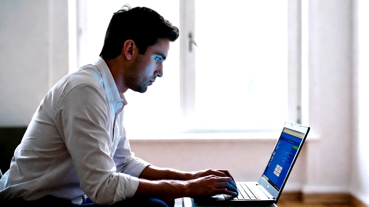 ノートPCの常時接続運用とバッテリー寿命対策を俯瞰的に示したイメージ