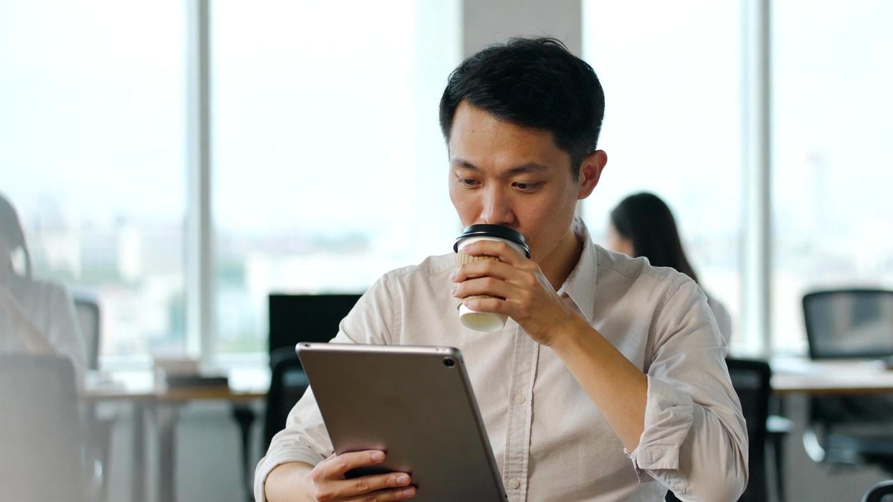 タブレット単体が用途に迷う様子を表した作業机のイメージ