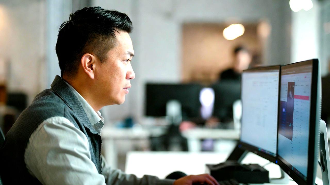 HDDを慎重に扱いながら復旧作業を行う様子
