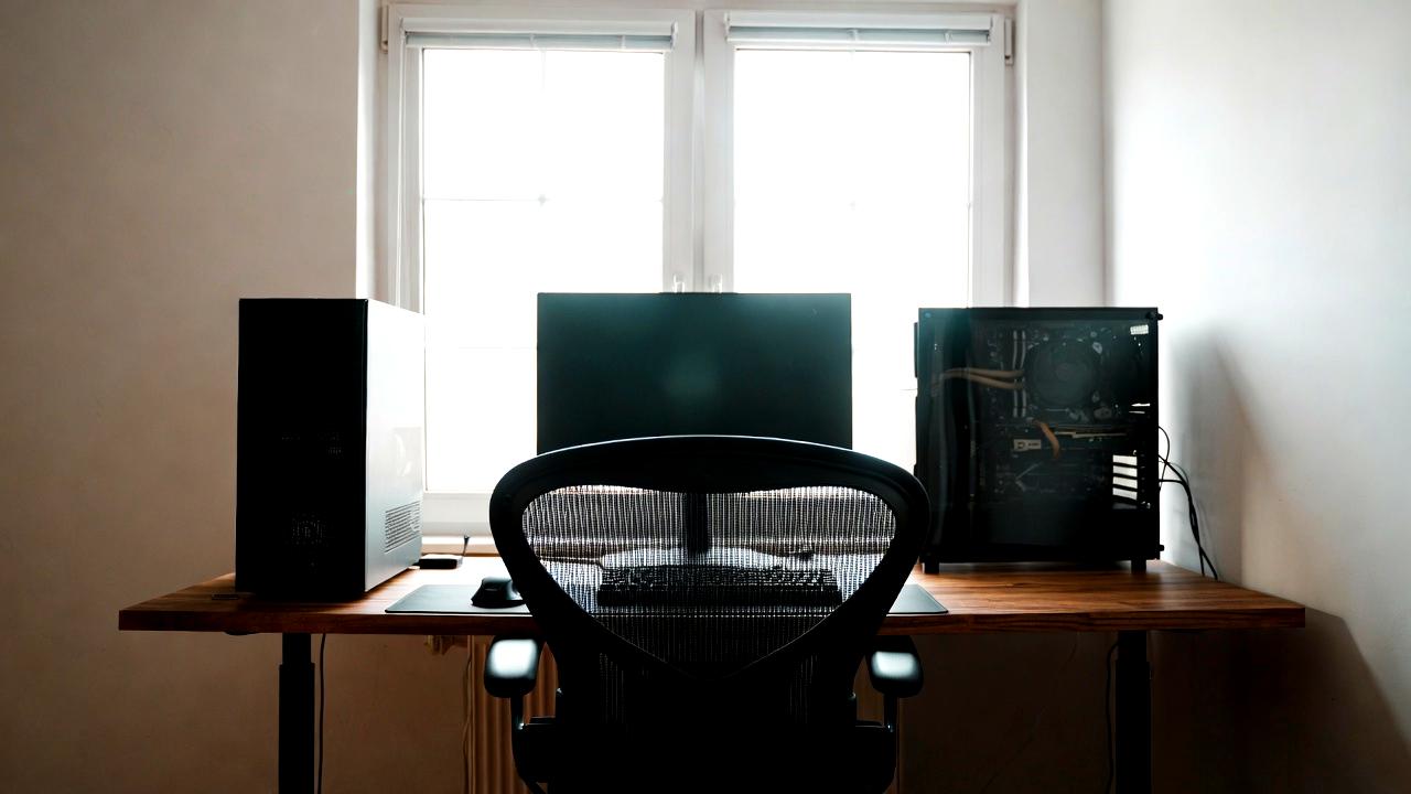 UPSとゲーミングPCの設置環境や静音性を考慮したデスク周り