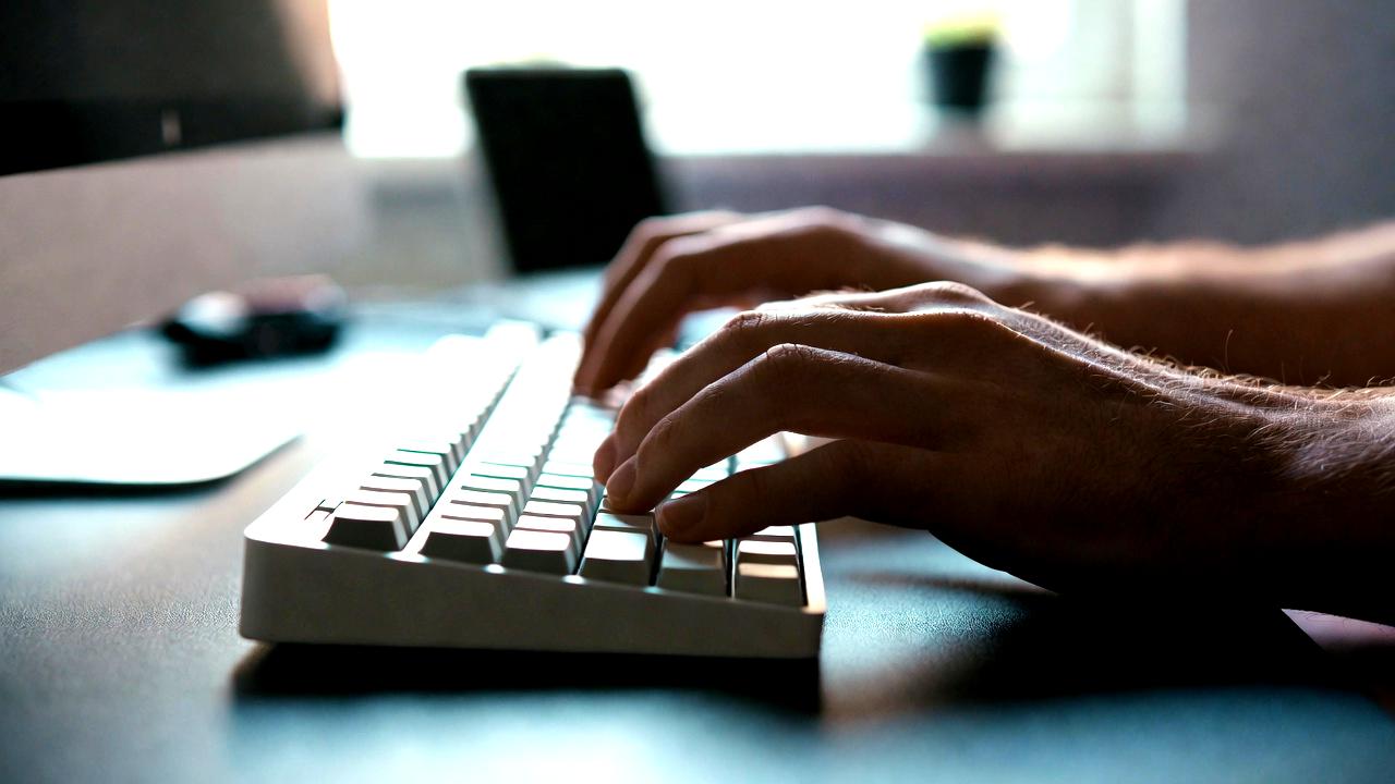 データ復旧ソフトと専門業者によるHDD救出対応の比較イメージ
