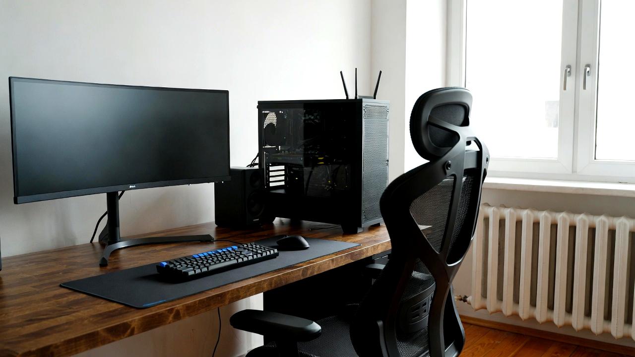 ノートPCとデスクトップPCの使用環境の違いを比較したイメージ