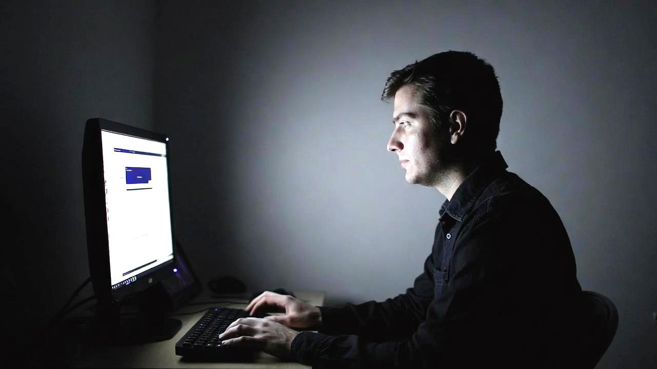 再起動がPCの動作安定性に与える基本的な仕組みを解説するイメージ