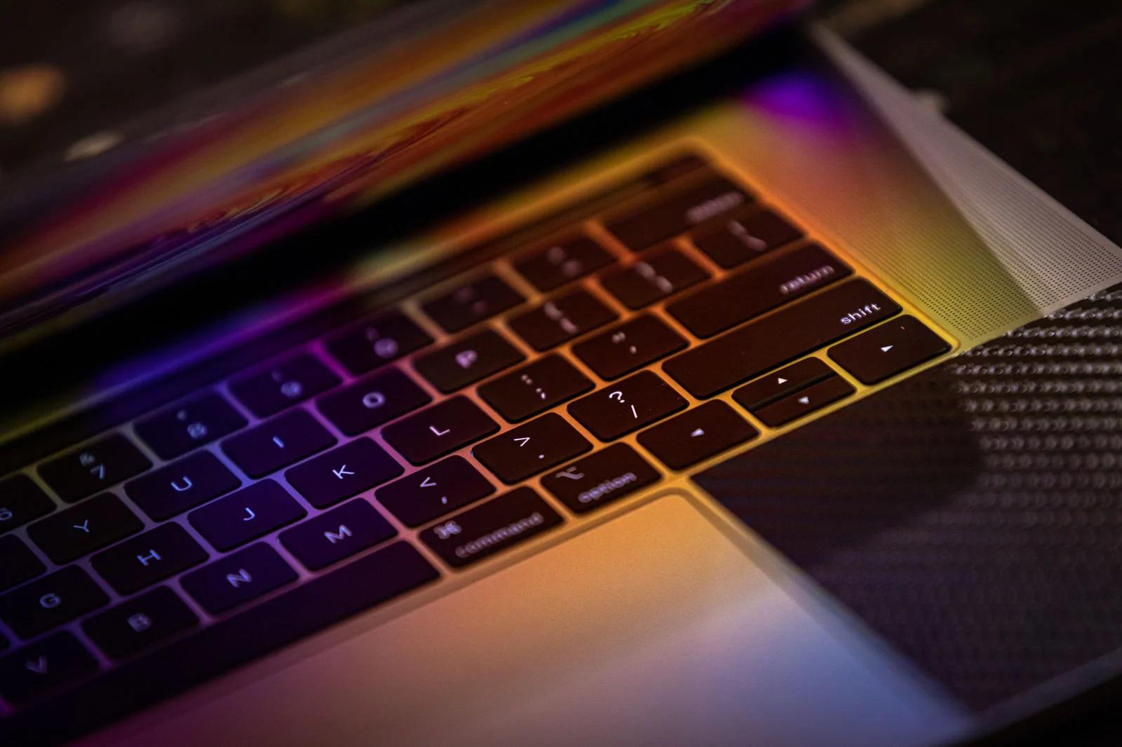 価格差が一目で分かる新品PCと整備済みPCの比較イメージ