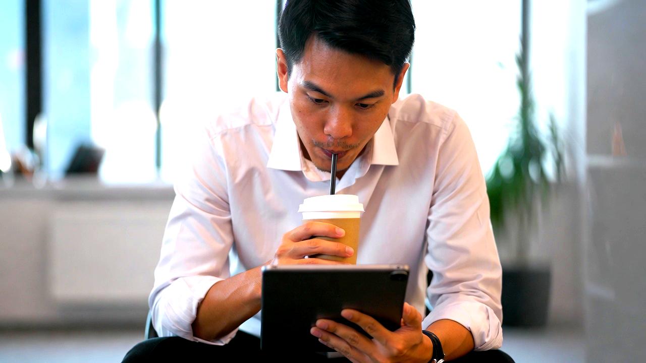 外出先でバッテリー残量を気にしながら作業するタブレット利用シーン