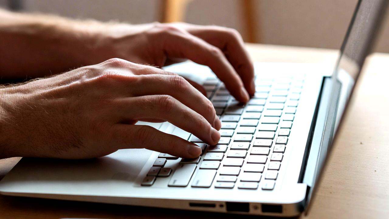 左右分離キーボードで肩の負担が軽減されるタイピング姿勢の比較図