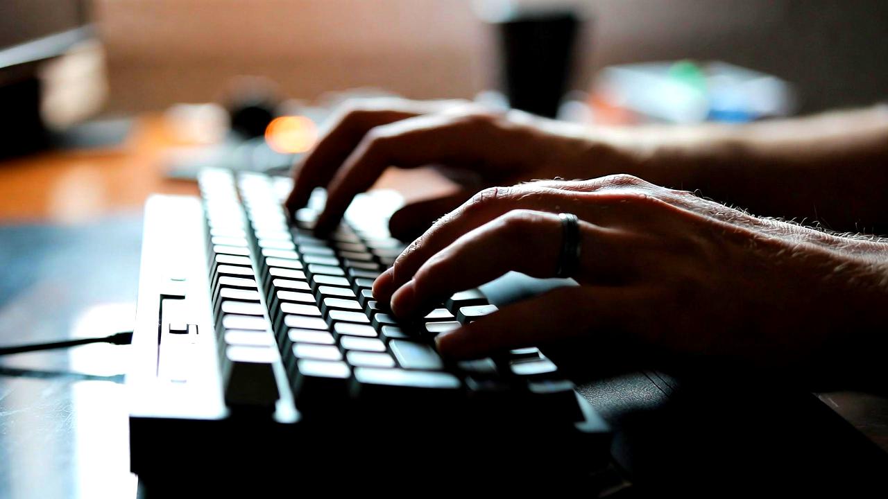 バックアップHDDの放置リスクと定期通電の重要性を示すイメージ