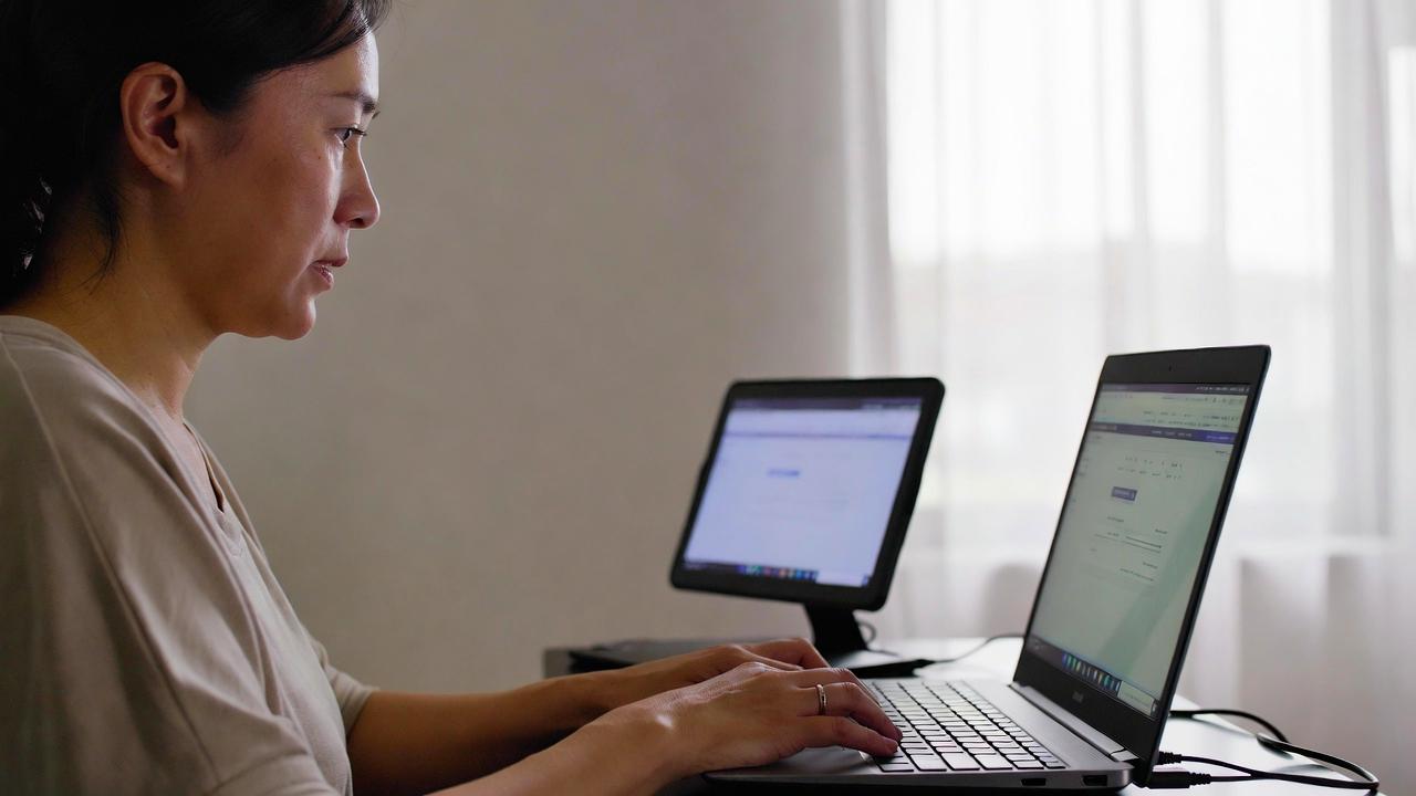 PWM調光とDC調光の違いを示したモニター制御の比較図