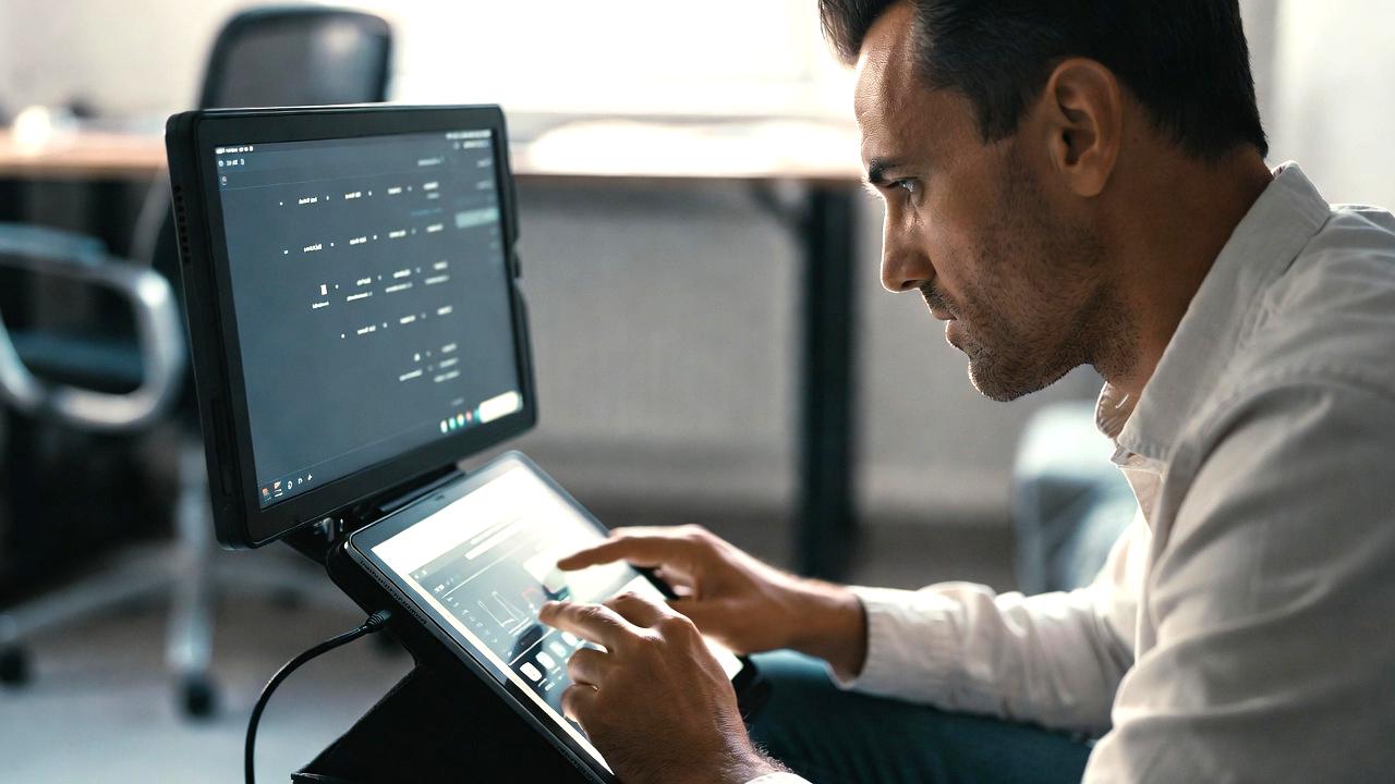 タブレットに外部モニターを接続し作業環境が複雑化したデスク