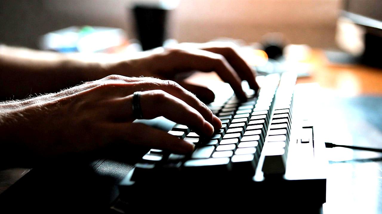 PCの電源オンと常時稼働の違いが寿命に与える影響を示すイメージ