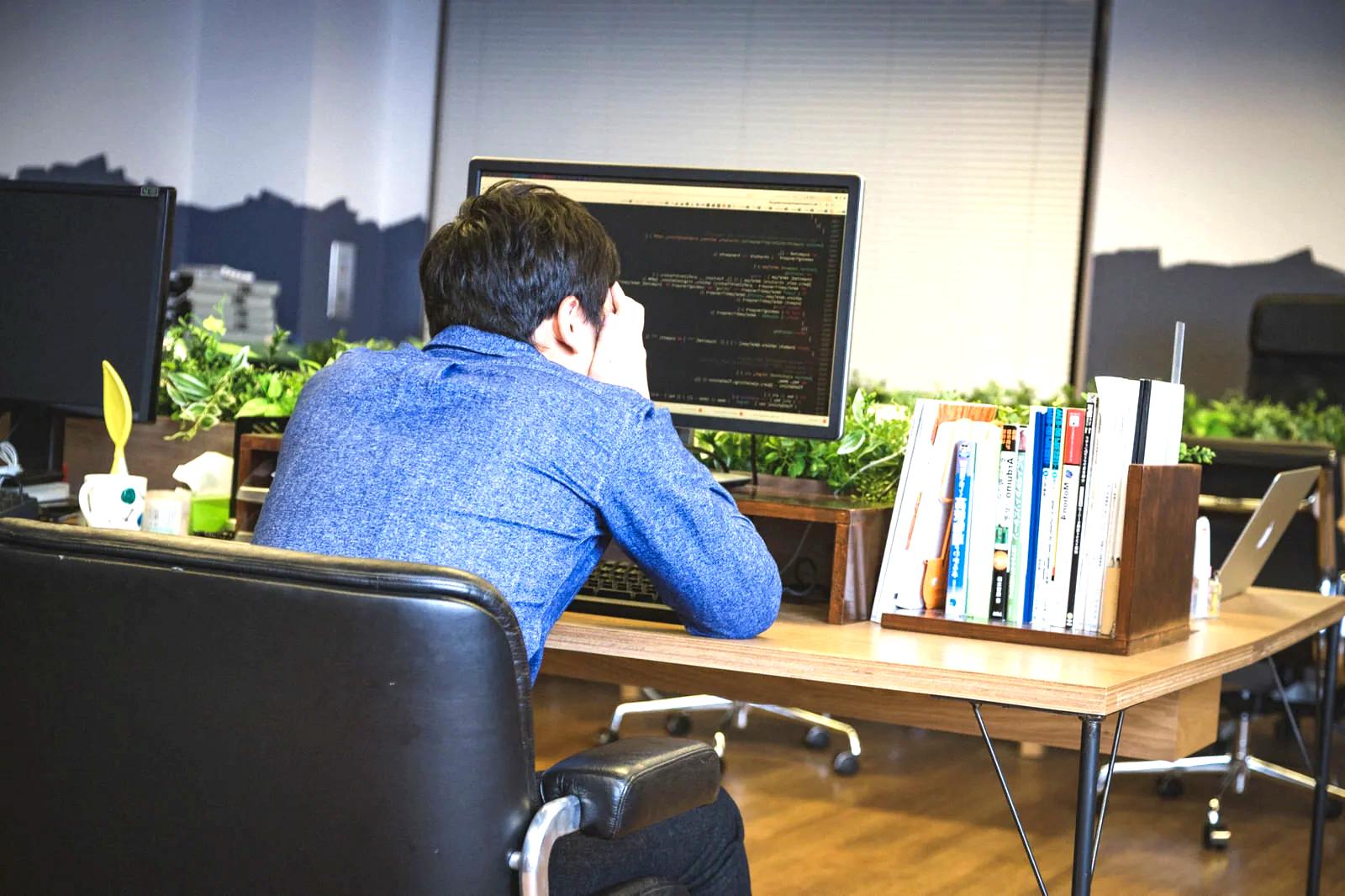ノートパソコンのバッテリー劣化と交換作業を示すイメージ