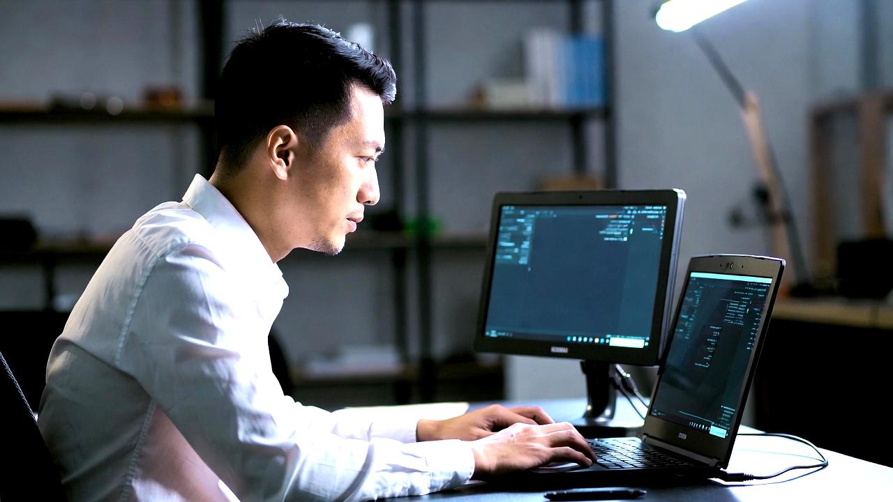 複数画面を活用して効率よく作業を進める快適なPCデスク環境