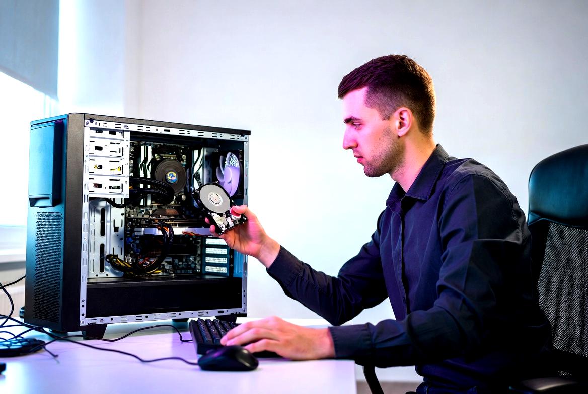 USB接続の外付けHDDをPCに接続して使う様子と特徴の説明