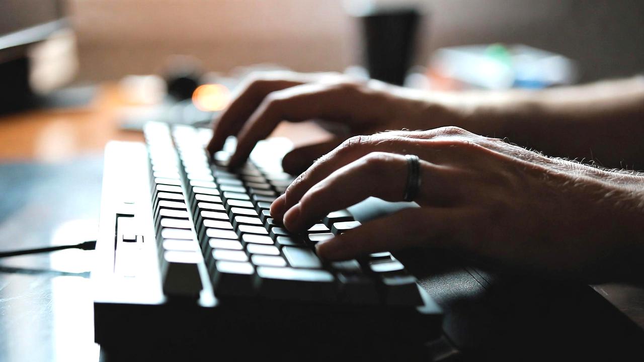 ケーブルや接続不良でHDDが認識されない様子のイメージ