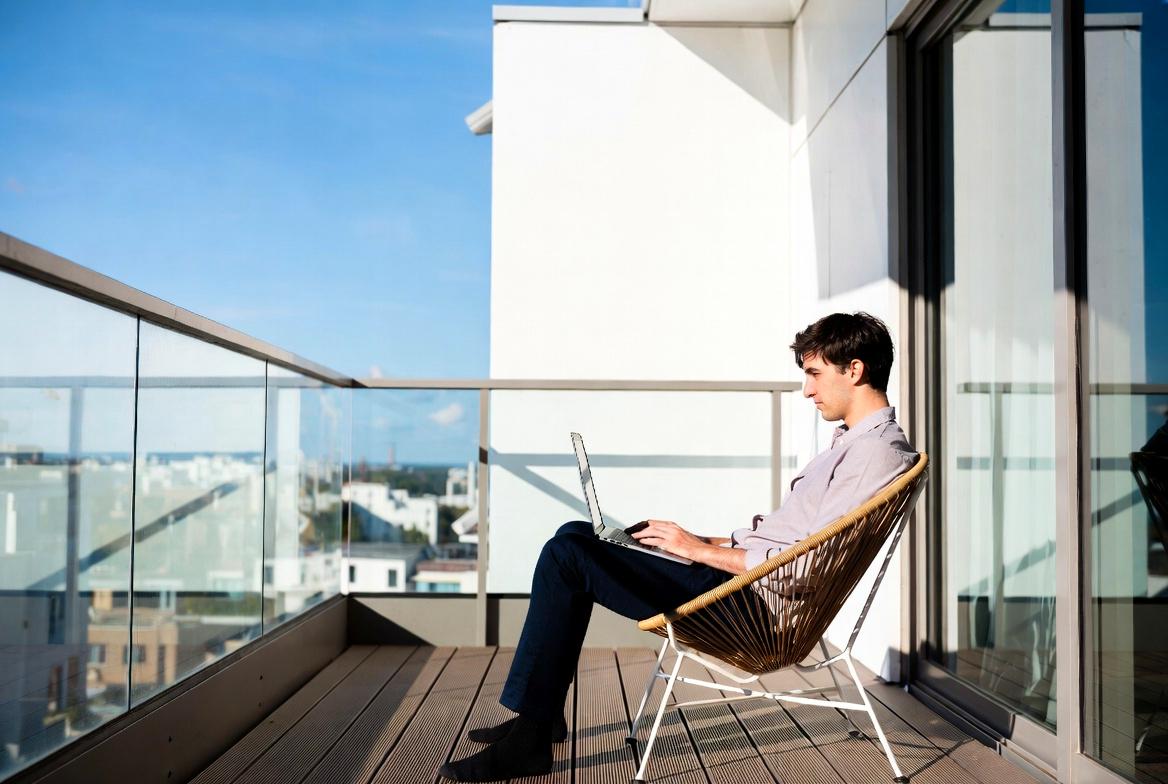 満充電状態のノートPCバッテリーと発熱リスクのイメージ
