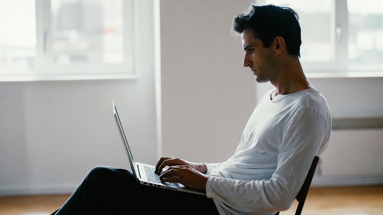 ノートPCとデスクトップPCの使用環境の違いを示すイメージ