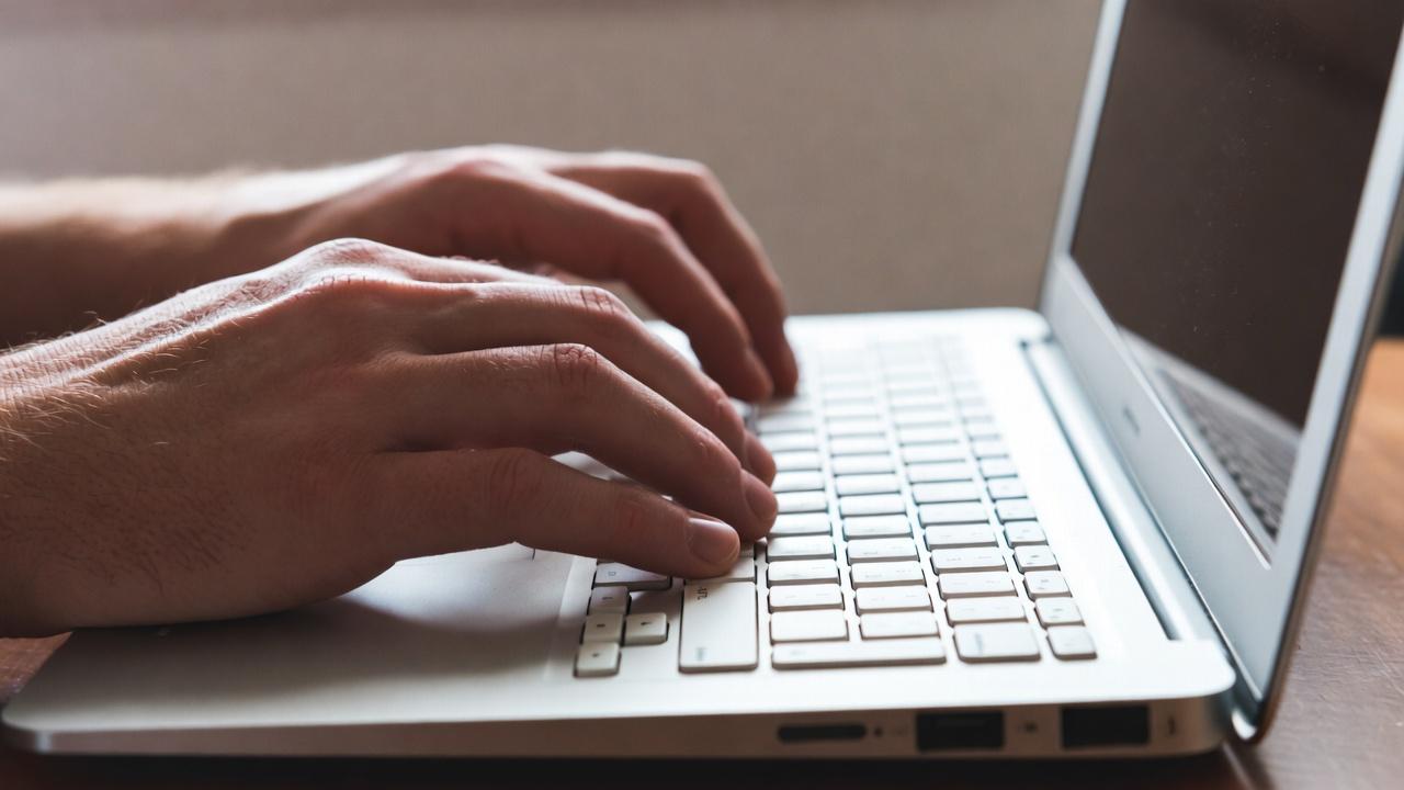 整備済みノートPCの寿命とバッテリー劣化対策を解説する全体イメージ