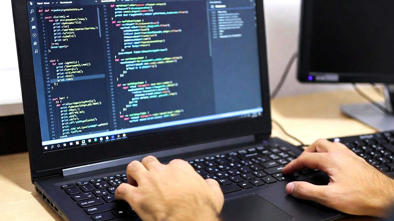 分割キーボードとデスク環境を比較しながら理想と現実を考えるイメージ