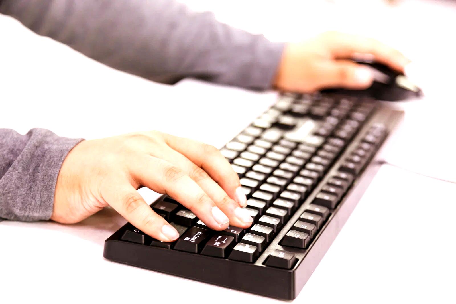 肩や腕の負担を軽減し自然な姿勢でタイピングする分割キーボード利用イメージ