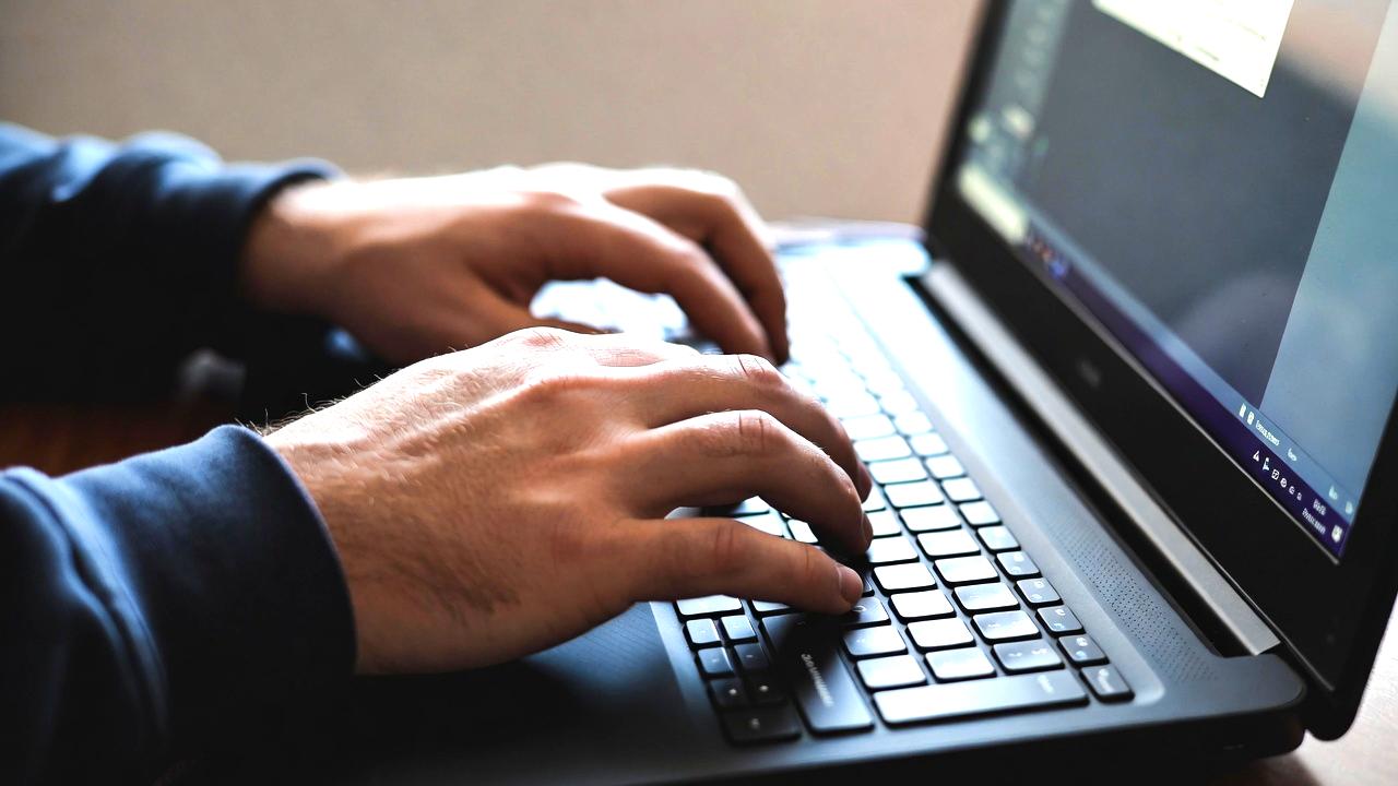 整備済みノートPCと中古市場のイメージ