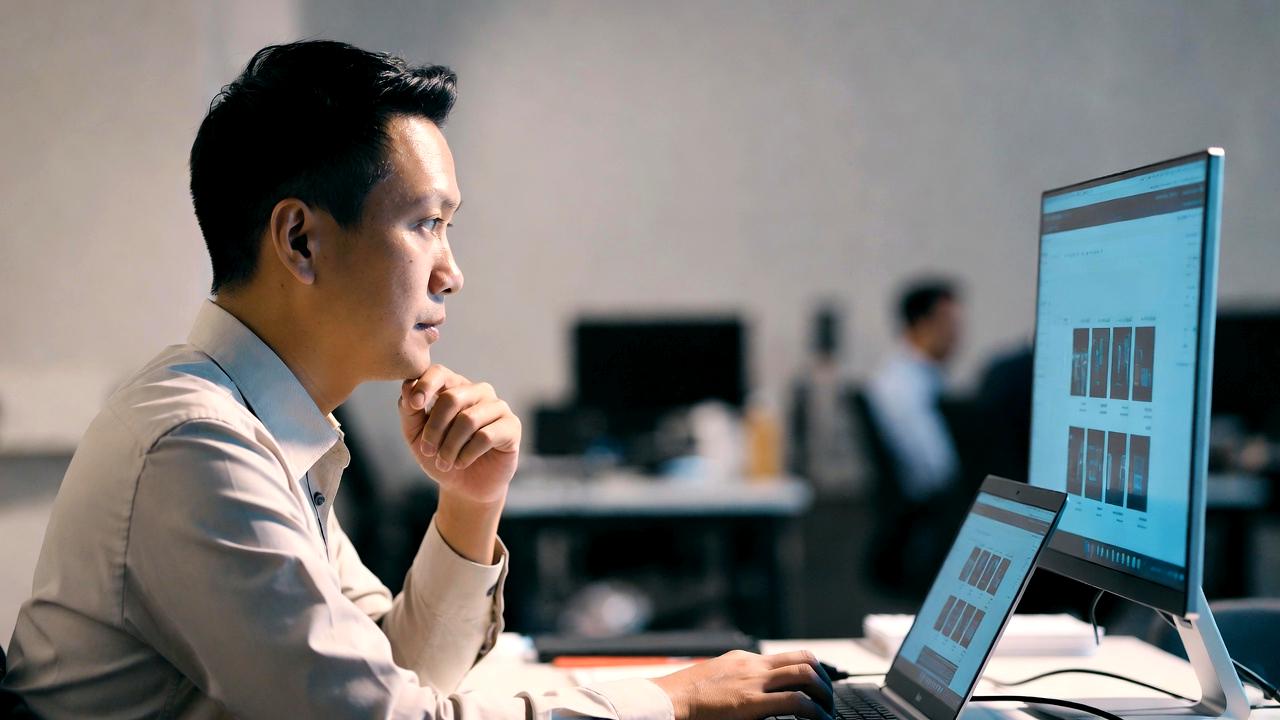 モニター設定画面で輝度や調光を調整している様子