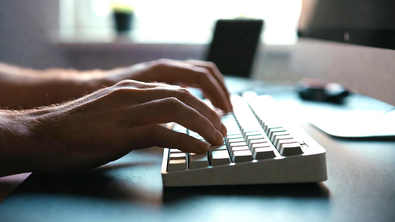 PCとスマホのバックアップ運用を総括するシンプルなイメージ