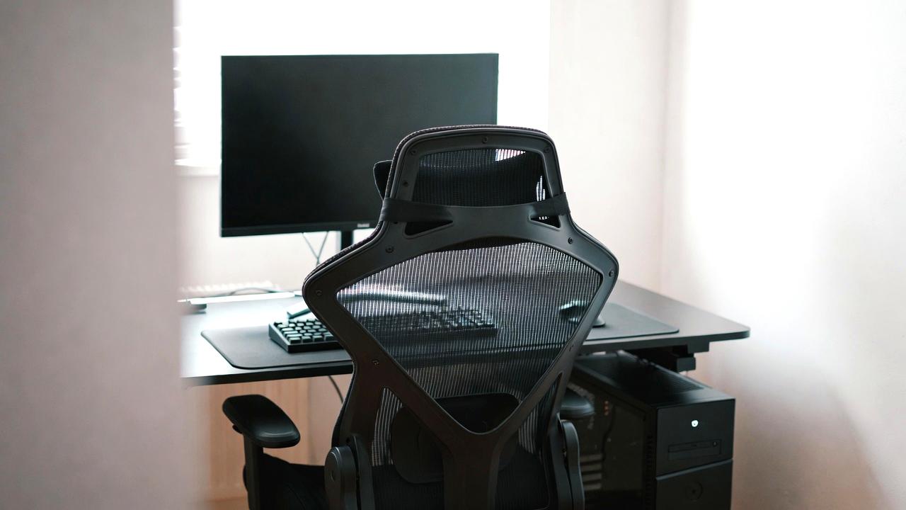 UPSをPCやNASに接続して設置する様子