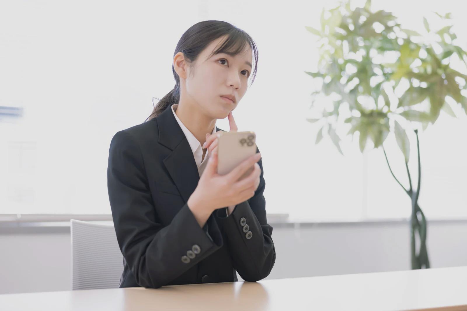 スマホでクラウドサービスを操作するイメージ