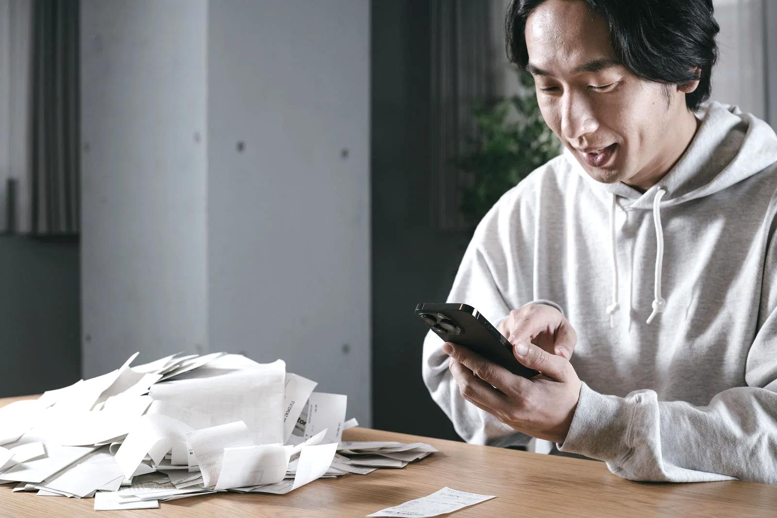 複数のスマートフォンを用途別に使い分けながら効率的に作業するイメージ