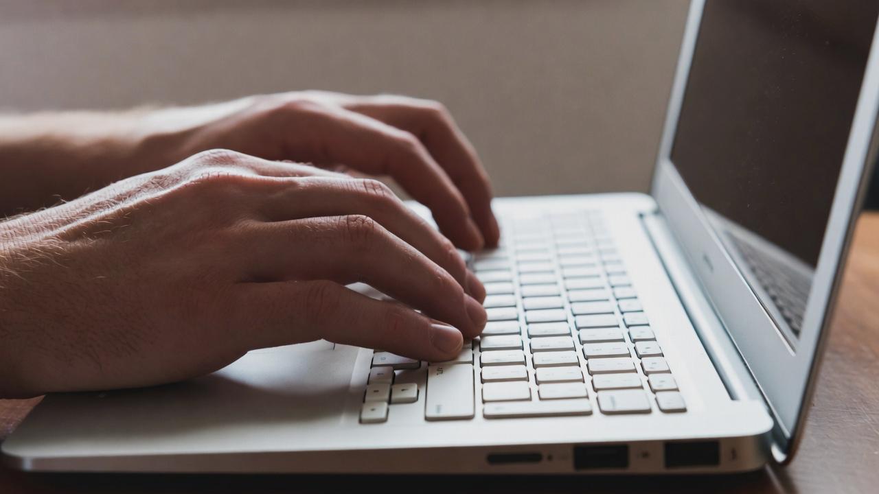 分割キーボードの慣れによるタイピング効率や操作の違和感を示すイメージ