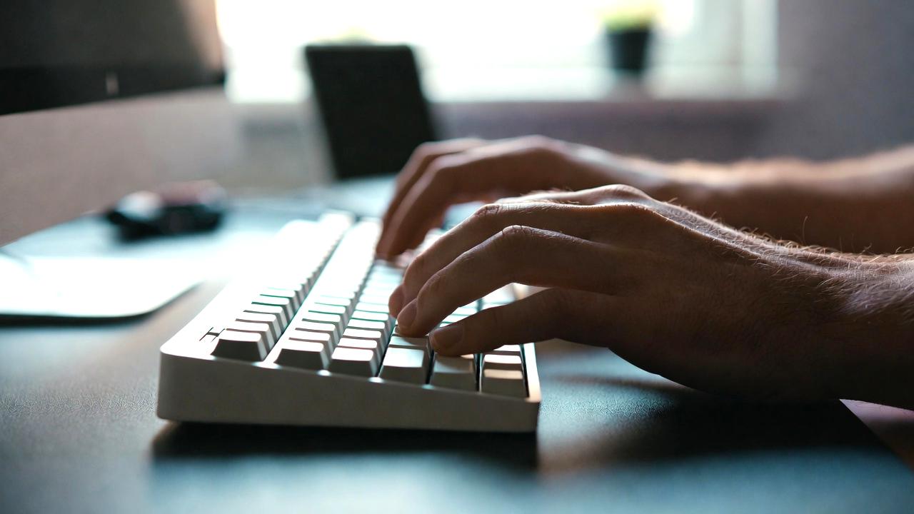 分割キーボード購入後に困惑するユーザーのイメージ