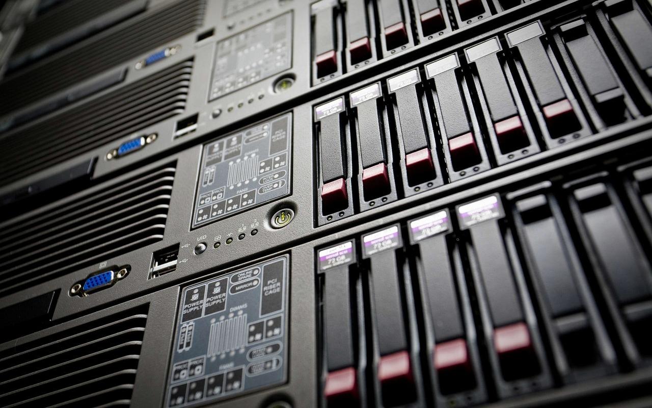 RAID 5構成の仕組みとメリット・デメリットを比較した図解