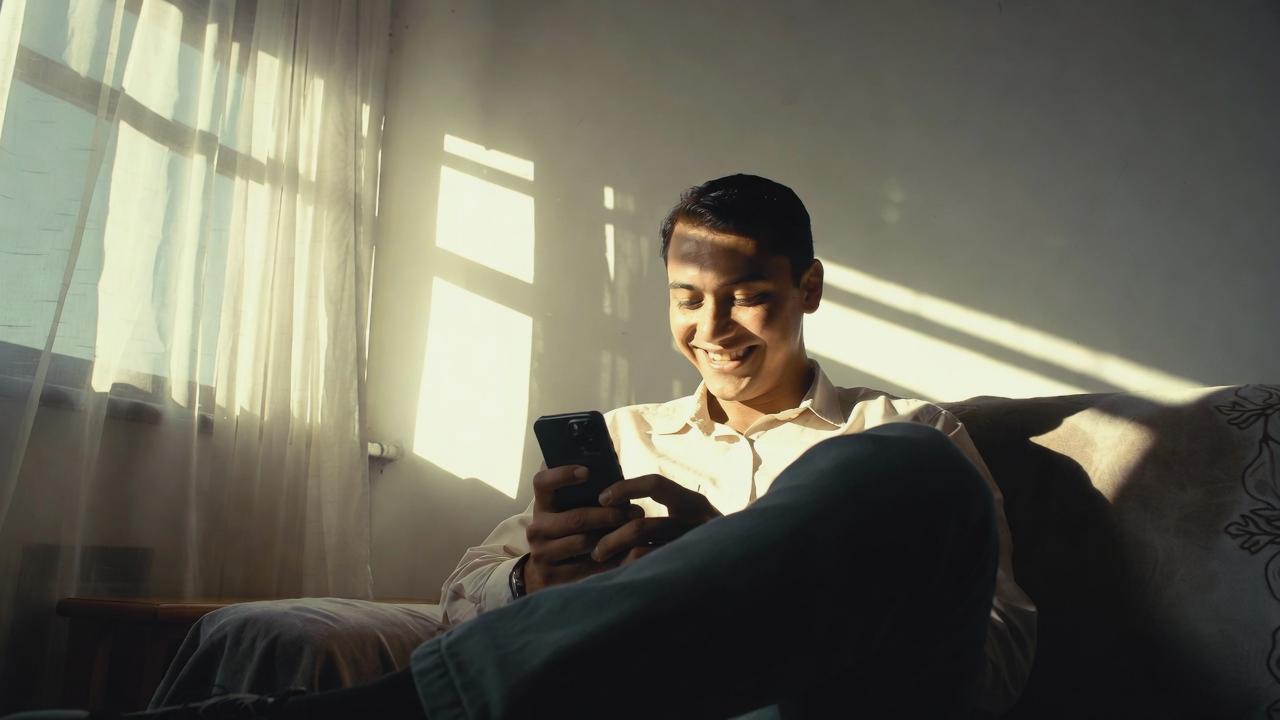 複数スマホの管理に悩む人物のイメージ