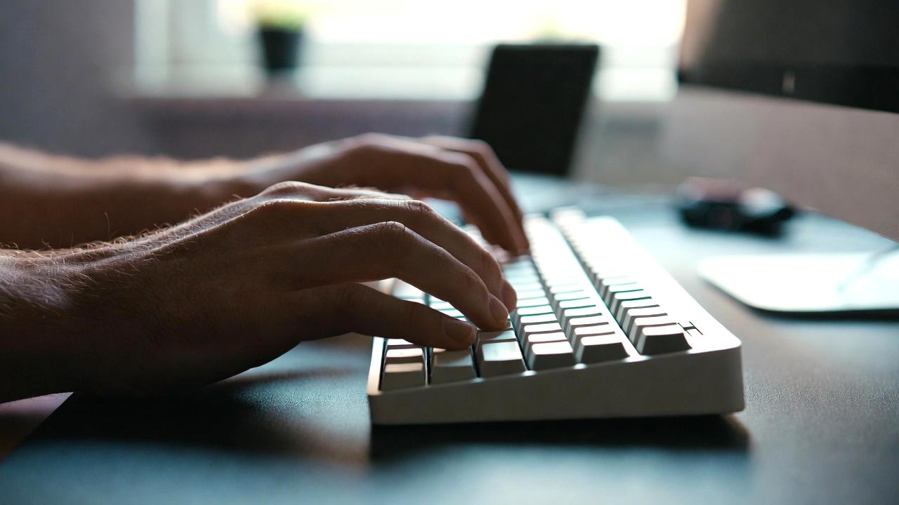 スリープとシャットダウンを比較しているパソコン操作のイメージ
