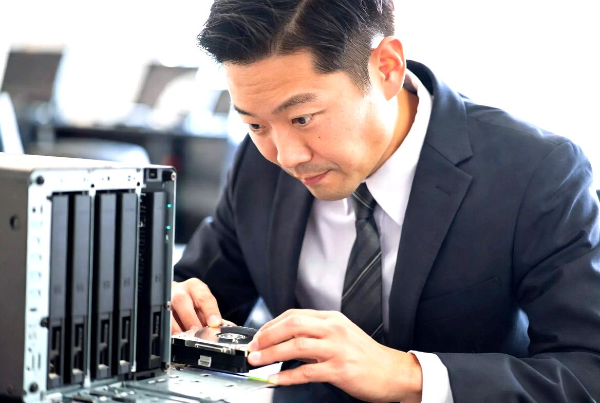用途ごとに異なるデータバックアップの運用方法を示す比較イメージ