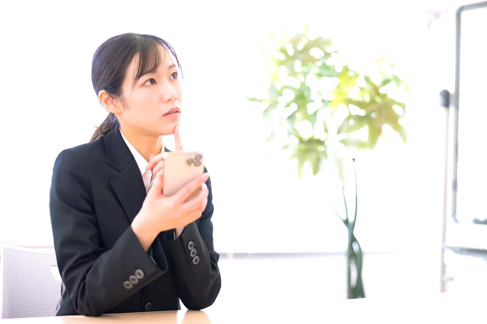 複数のスマートフォンを机に並べて使い分けているイメージ