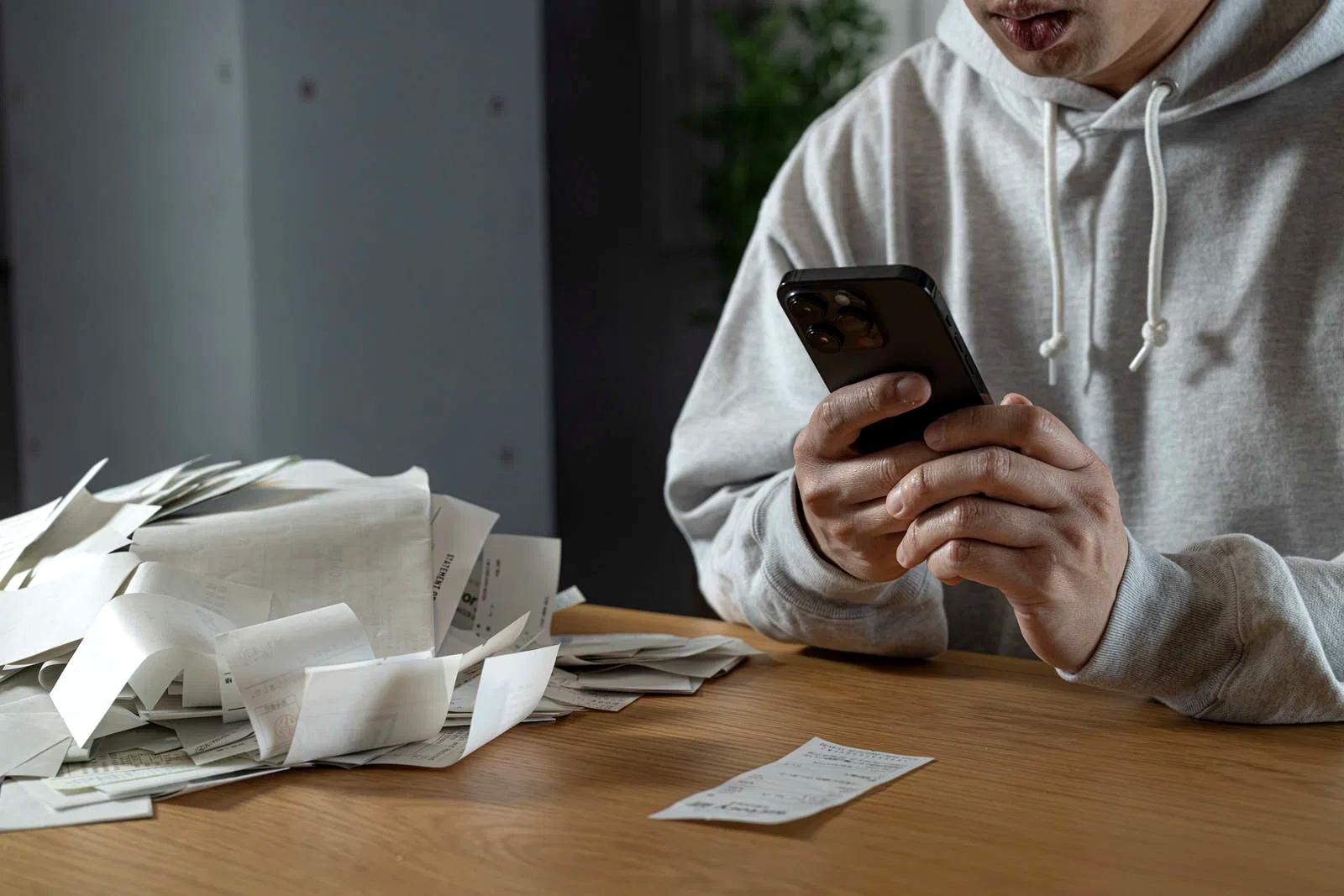 スマホを1台にするか複数持ちを続けるか冷静に判断するイメージ